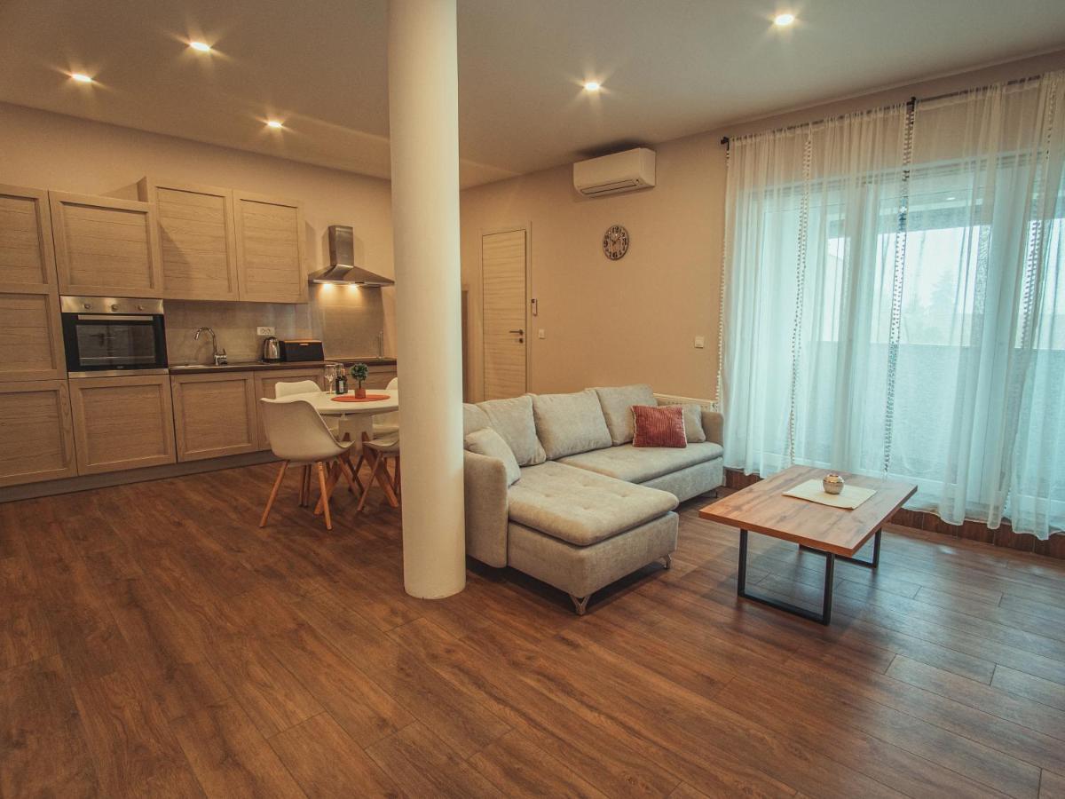 Apartmani Infinity Ösek Dış mekan fotoğraf